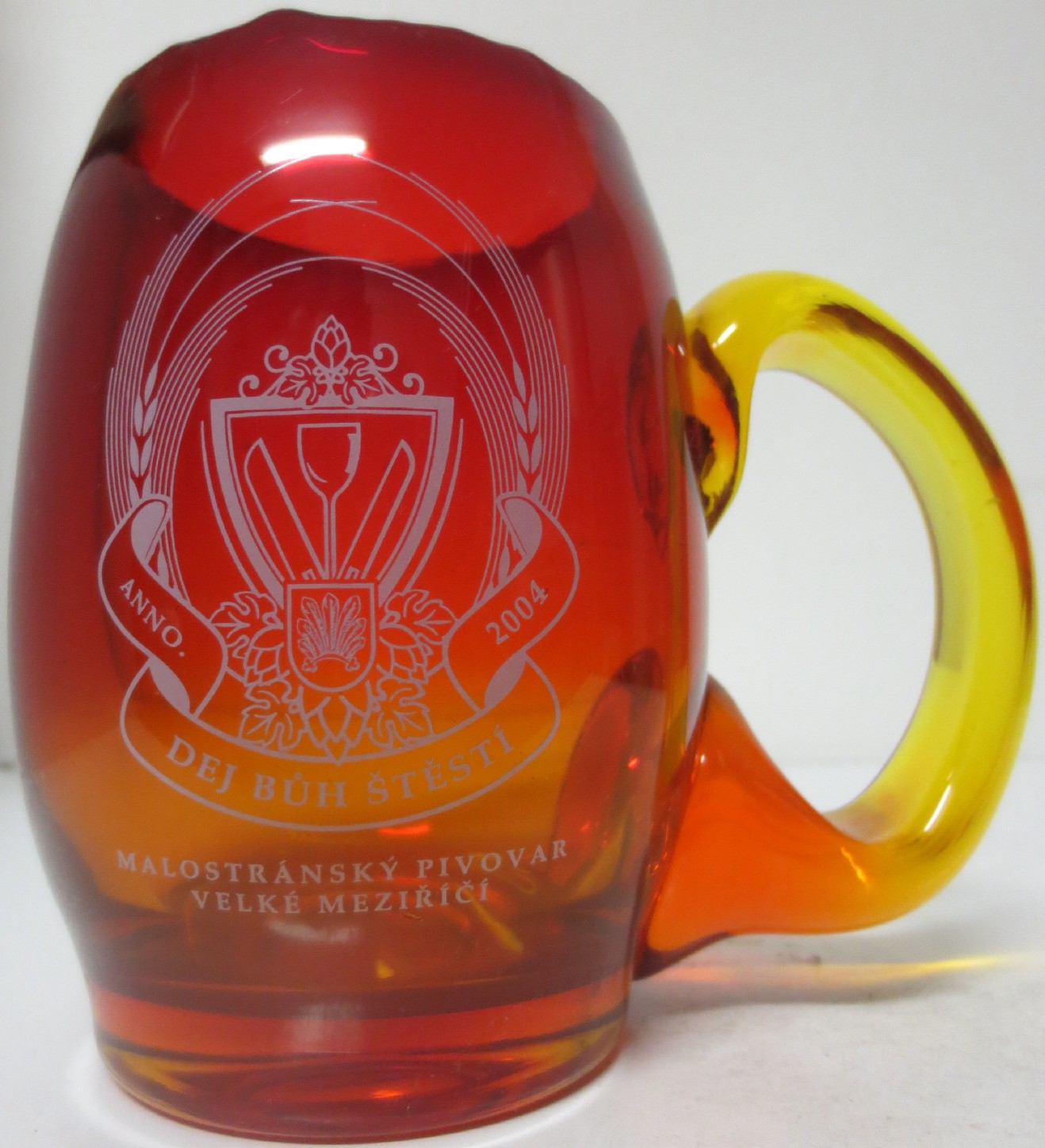MALOSTRANSKÝ PIVOVAR VELKÉ MEZIŘÍČÍ DEJ BŮH ŠTĚSTÍ ANNO. 2004 (0,5L) krýgl červený č.3