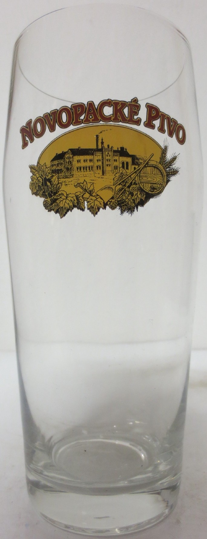 NOVOPACKÉ PIVO (0,5L) Willi č.1 (světlá budova)